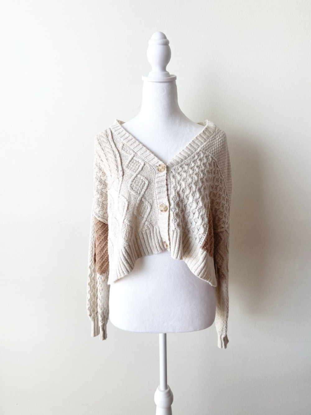 American Eagle Outfitters Cream & Tan Knit Cropped Sweater Size M